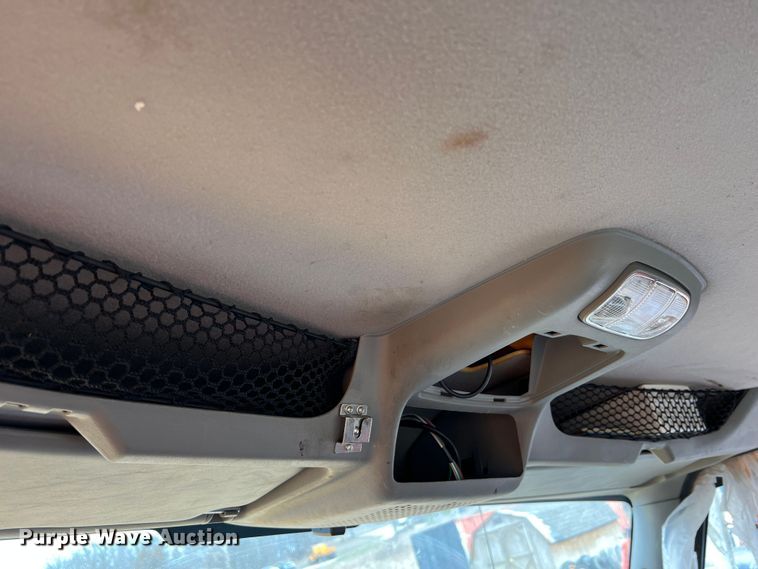 image for item MM9210 2016 International WorkStar 7500  truck cab and chassis