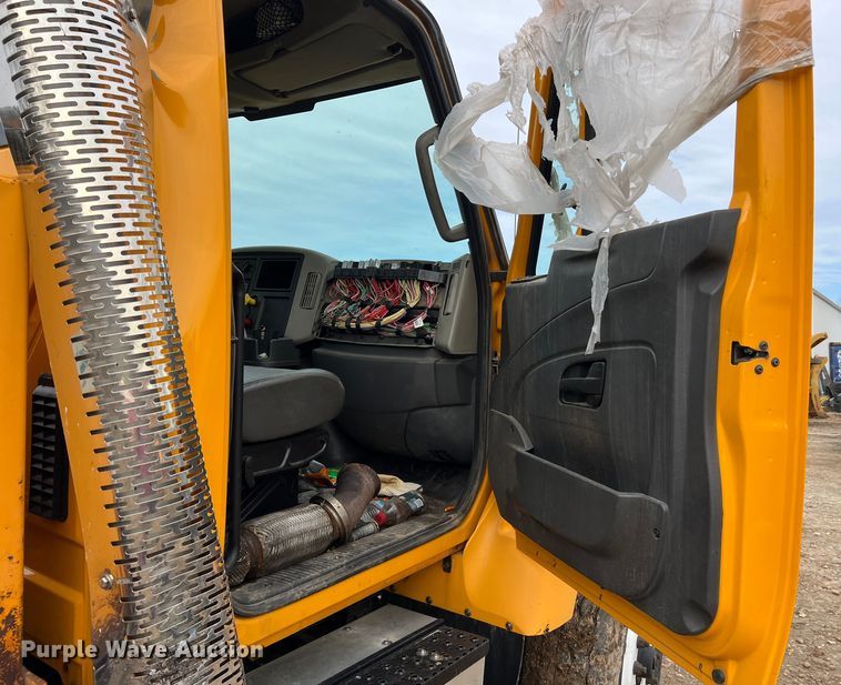 image for item MM9210 2016 International WorkStar 7500  truck cab and chassis