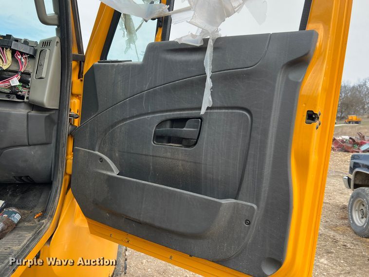 image for item MM9210 2016 International WorkStar 7500  truck cab and chassis