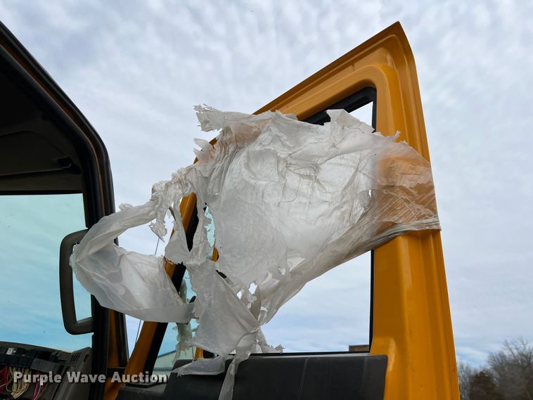 image for item MM9210 2016 International WorkStar 7500  truck cab and chassis