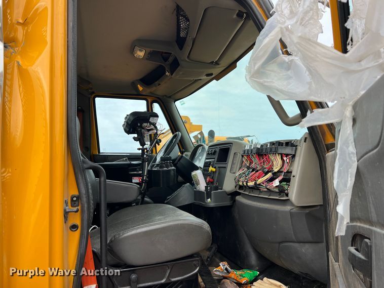 image for item MM9210 2016 International WorkStar 7500  truck cab and chassis