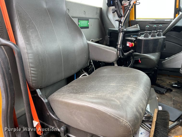 image for item MM9210 2016 International WorkStar 7500  truck cab and chassis