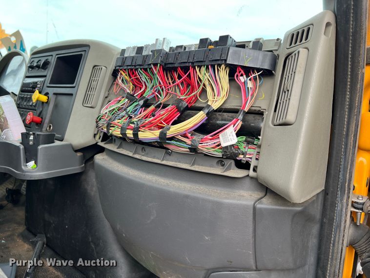 image for item MM9210 2016 International WorkStar 7500  truck cab and chassis