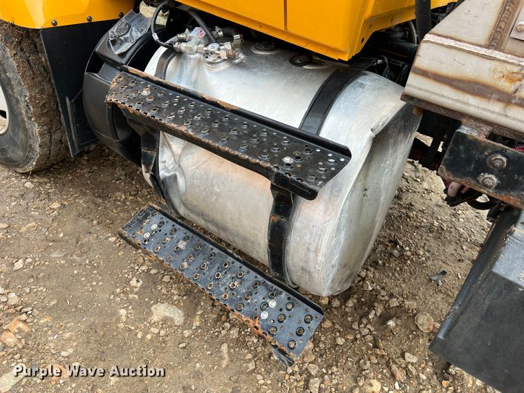 image for item MM9210 2016 International WorkStar 7500  truck cab and chassis