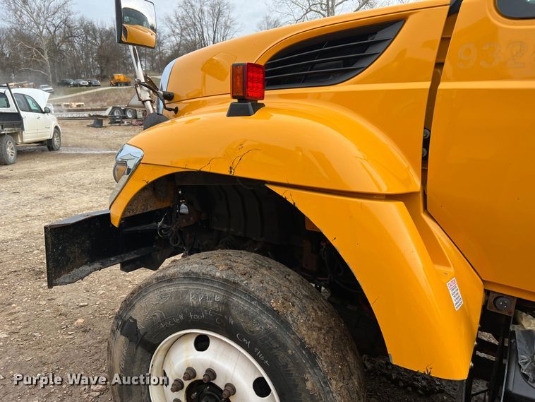 image for item MM9210 2016 International WorkStar 7500  truck cab and chassis