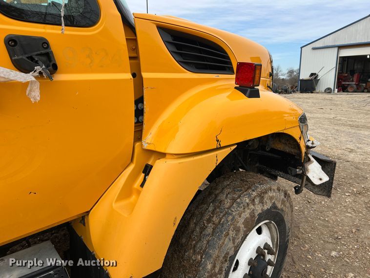 image for item MM9210 2016 International WorkStar 7500  truck cab and chassis