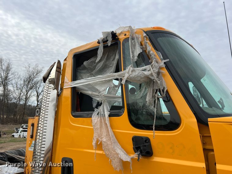 image for item MM9210 2016 International WorkStar 7500  truck cab and chassis