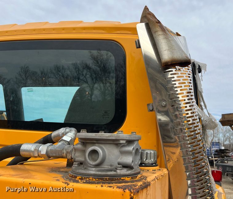 image for item MM9210 2016 International WorkStar 7500  truck cab and chassis