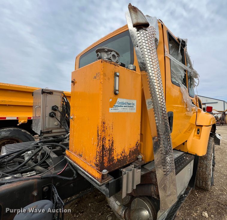 image for item MM9210 2016 International WorkStar 7500  truck cab and chassis