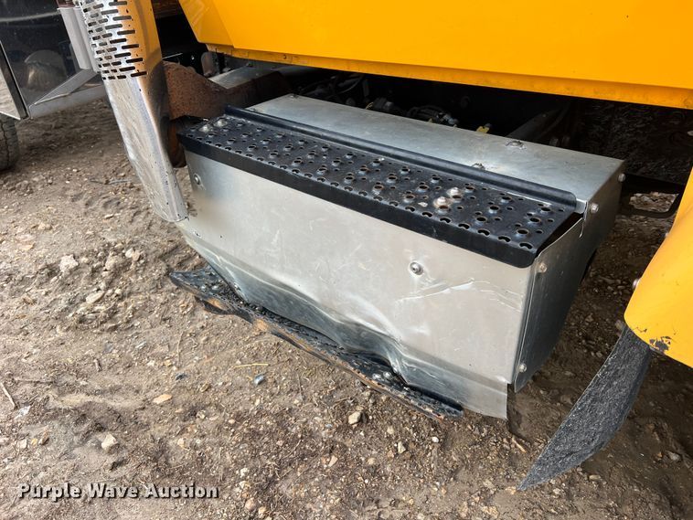 image for item MM9210 2016 International WorkStar 7500  truck cab and chassis