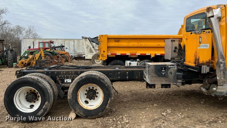image for item MM9210 2016 International WorkStar 7500  truck cab and chassis