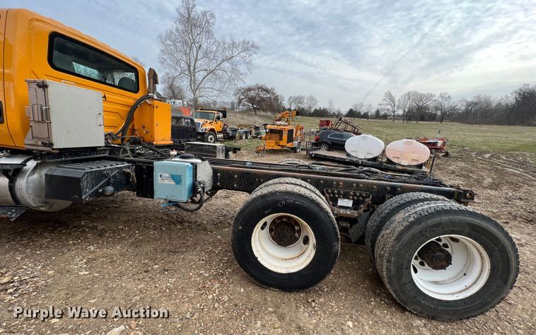 image for item MM9210 2016 International WorkStar 7500  truck cab and chassis