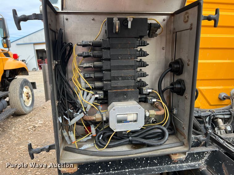 image for item MM9210 2016 International WorkStar 7500  truck cab and chassis