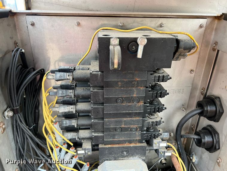 image for item MM9210 2016 International WorkStar 7500  truck cab and chassis