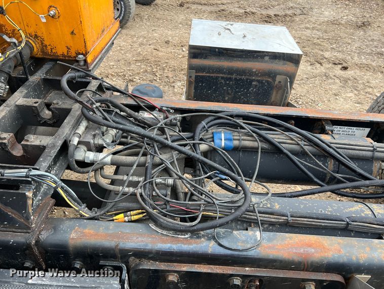 image for item MM9210 2016 International WorkStar 7500  truck cab and chassis