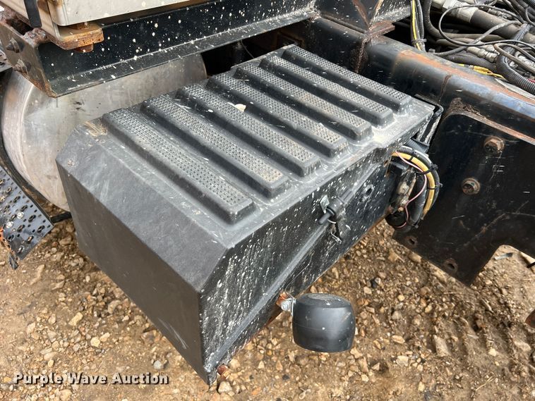 image for item MM9210 2016 International WorkStar 7500  truck cab and chassis