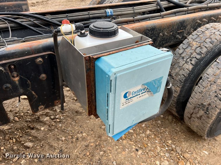 image for item MM9210 2016 International WorkStar 7500  truck cab and chassis