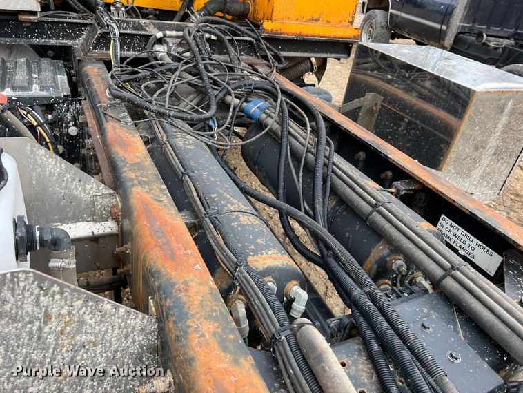 image for item MM9210 2016 International WorkStar 7500  truck cab and chassis