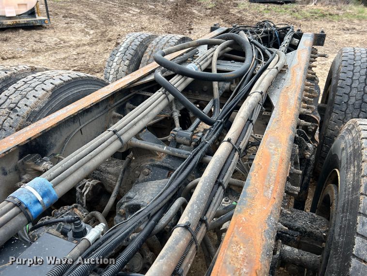 image for item MM9210 2016 International WorkStar 7500  truck cab and chassis