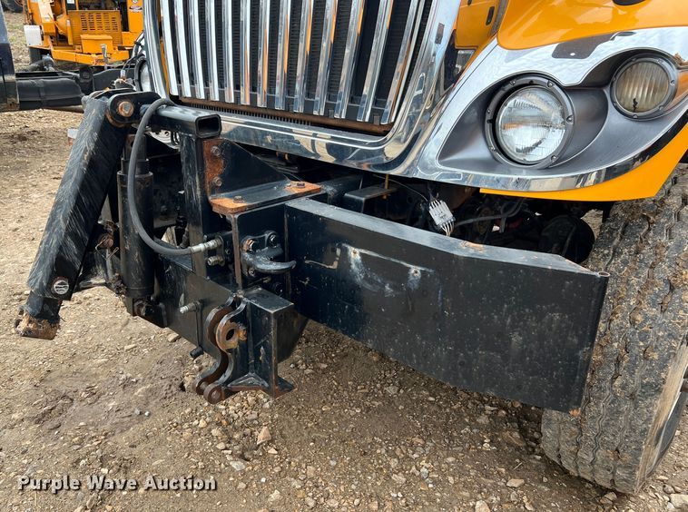 image for item MM9210 2016 International WorkStar 7500  truck cab and chassis