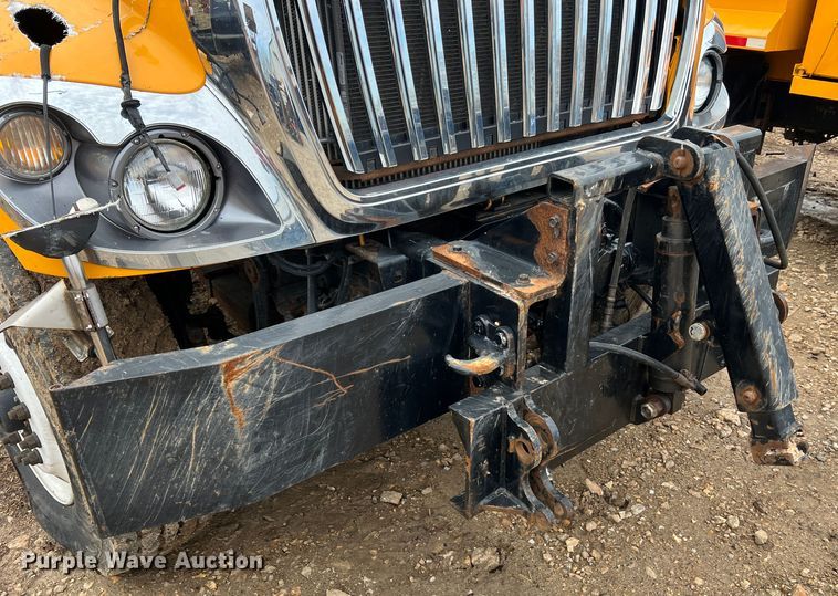 image for item MM9210 2016 International WorkStar 7500  truck cab and chassis