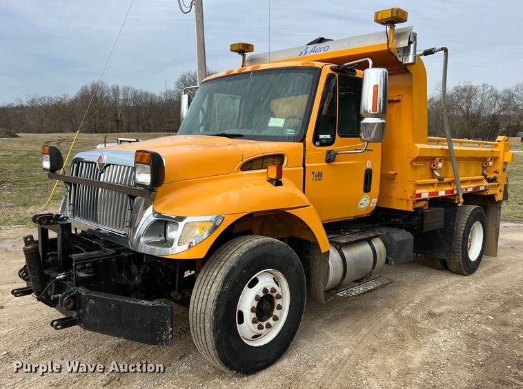 image for item MM9216 2006 International 7400  dump truck