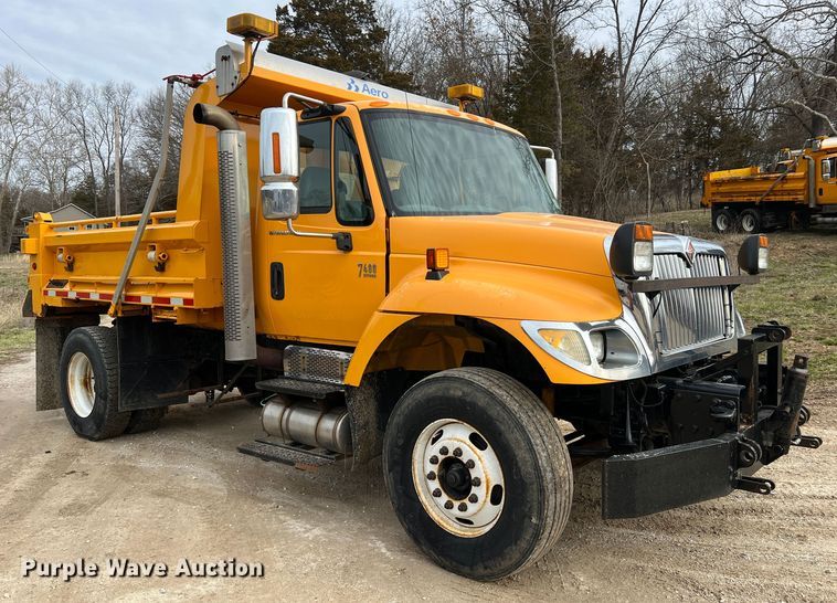 image for item MM9216 2006 International 7400  dump truck