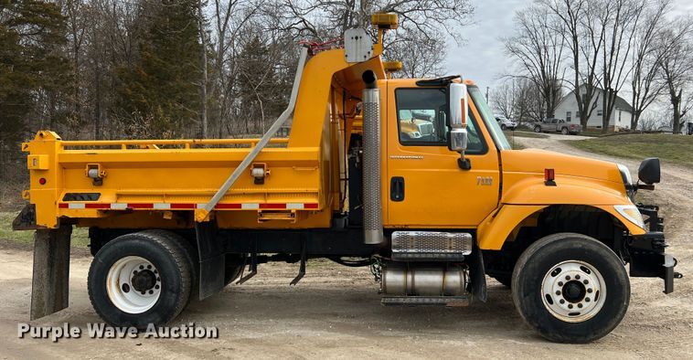 image for item MM9216 2006 International 7400  dump truck