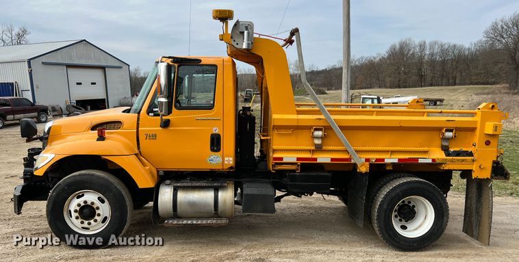 image for item MM9216 2006 International 7400  dump truck
