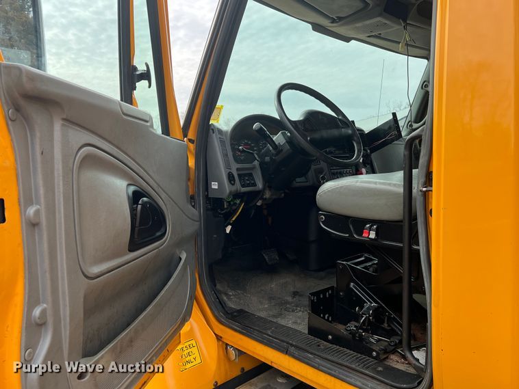 image for item MM9216 2006 International 7400  dump truck