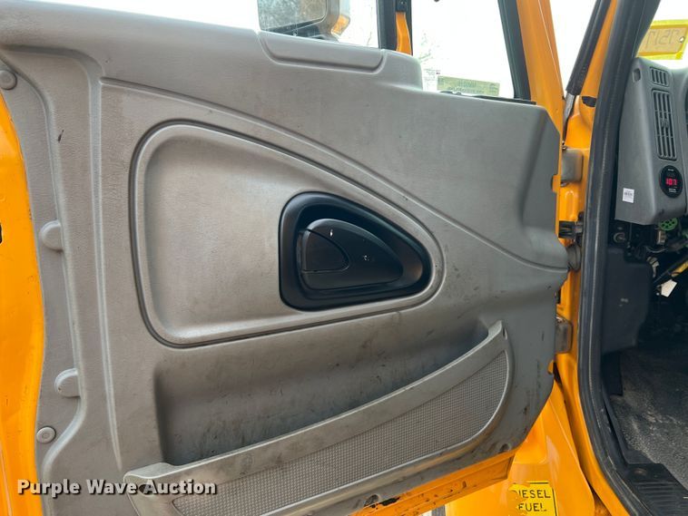 image for item MM9216 2006 International 7400  dump truck