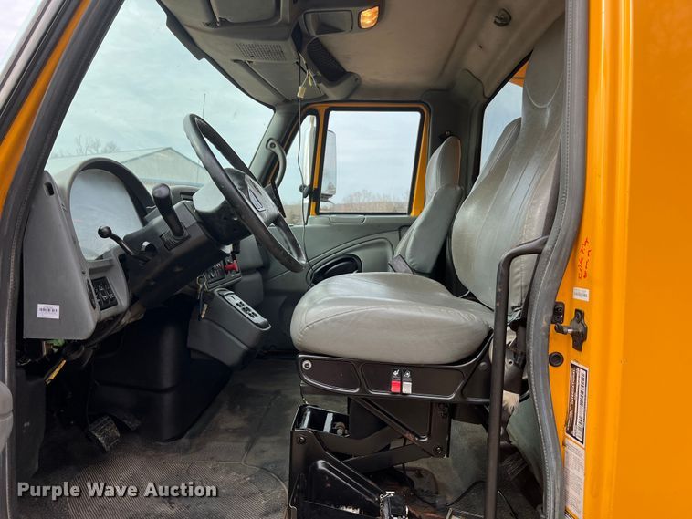 image for item MM9216 2006 International 7400  dump truck