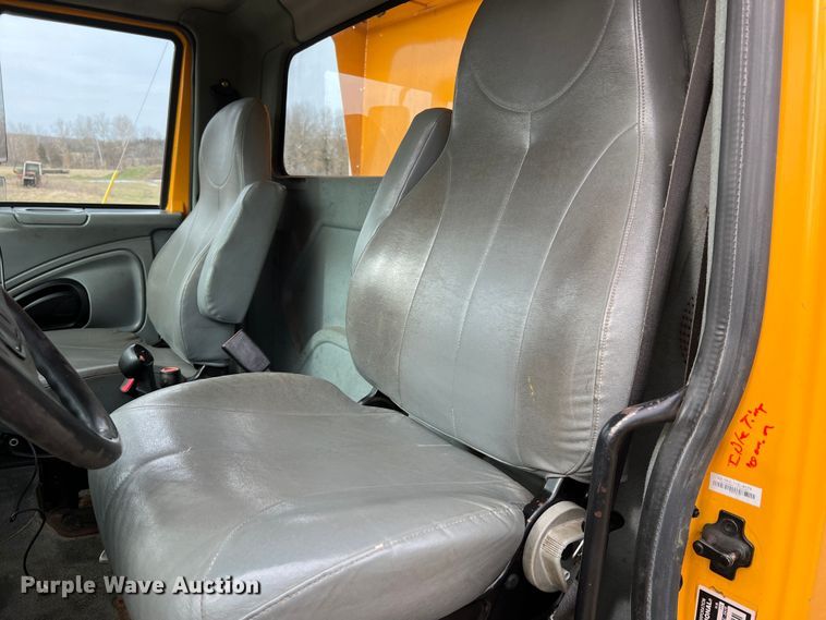 image for item MM9216 2006 International 7400  dump truck