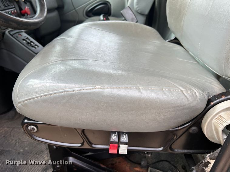 image for item MM9216 2006 International 7400  dump truck