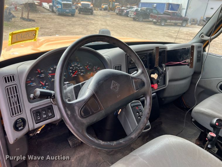 image for item MM9216 2006 International 7400  dump truck