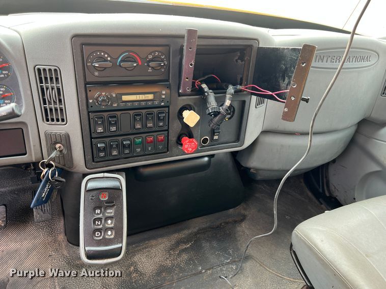 image for item MM9216 2006 International 7400  dump truck