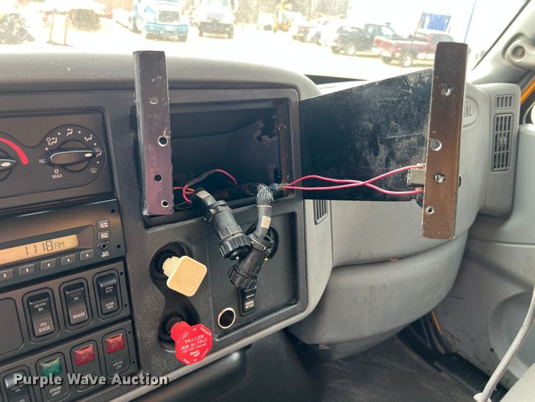 image for item MM9216 2006 International 7400  dump truck