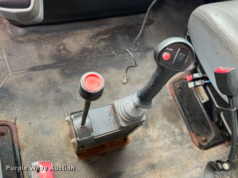 image for item MM9216 2006 International 7400  dump truck