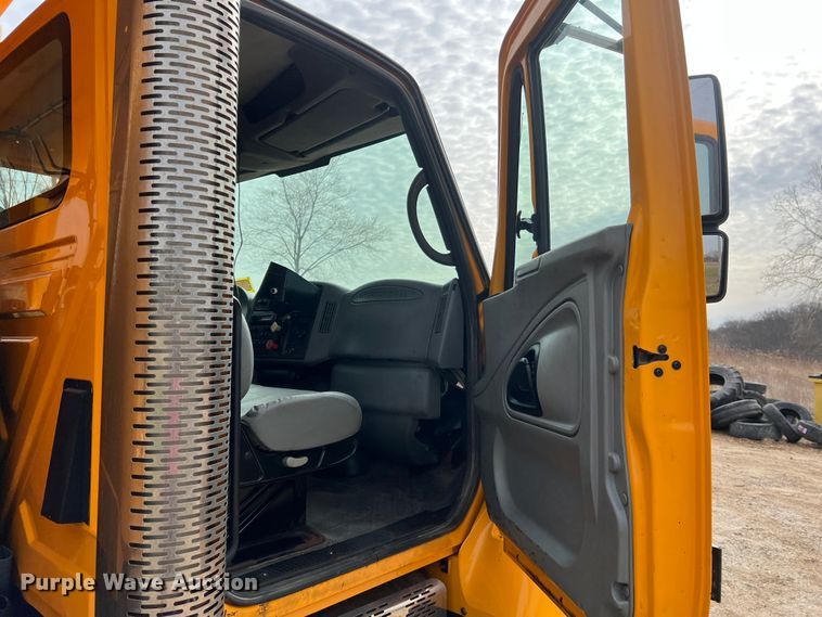 image for item MM9216 2006 International 7400  dump truck