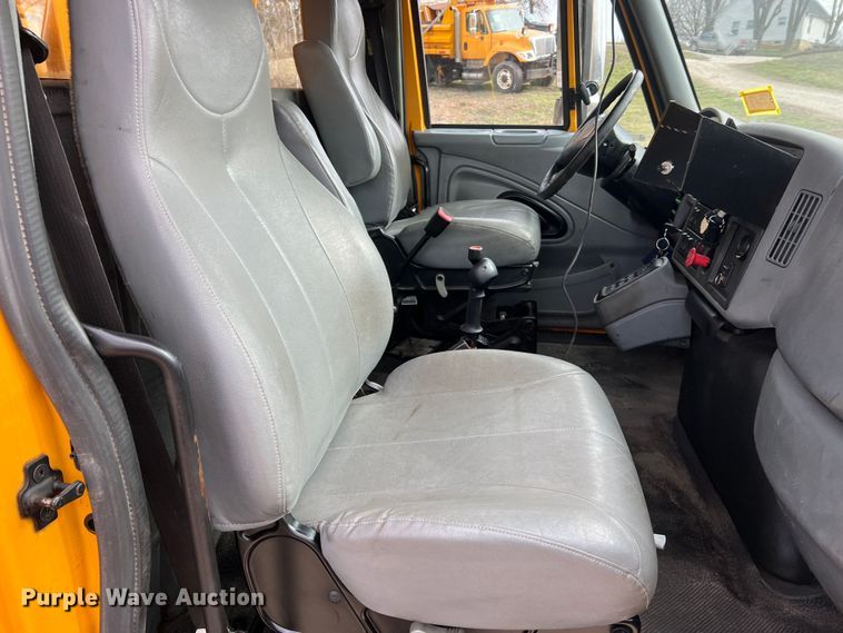 image for item MM9216 2006 International 7400  dump truck