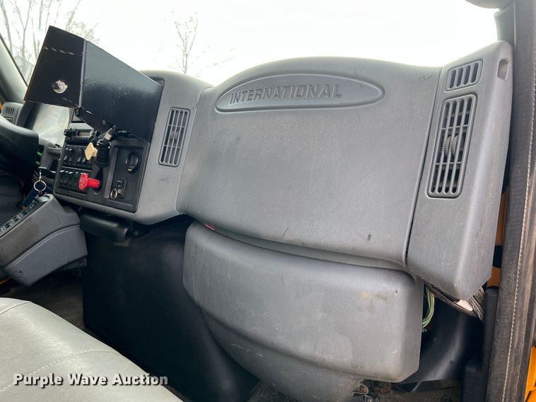 image for item MM9216 2006 International 7400  dump truck