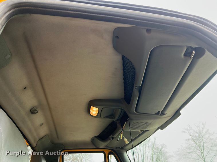 image for item MM9216 2006 International 7400  dump truck