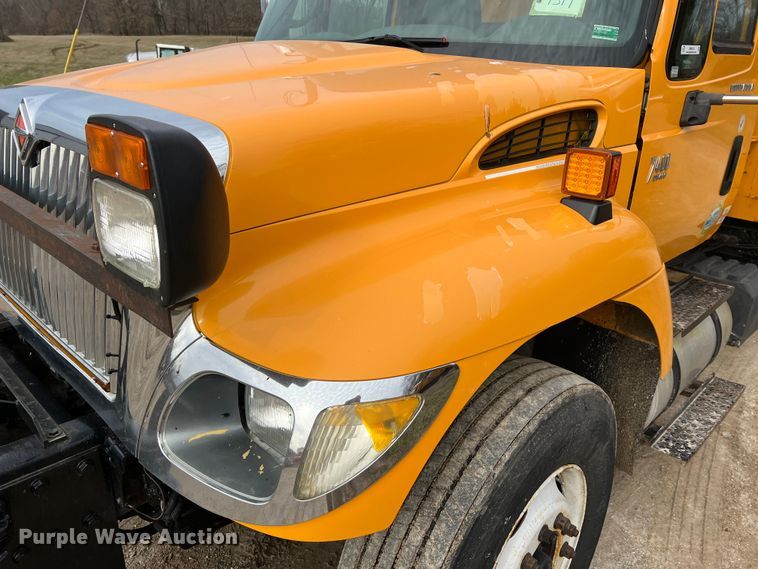 image for item MM9216 2006 International 7400  dump truck