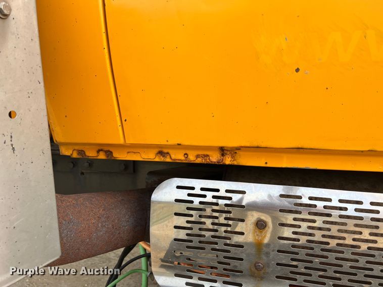 image for item MM9216 2006 International 7400  dump truck