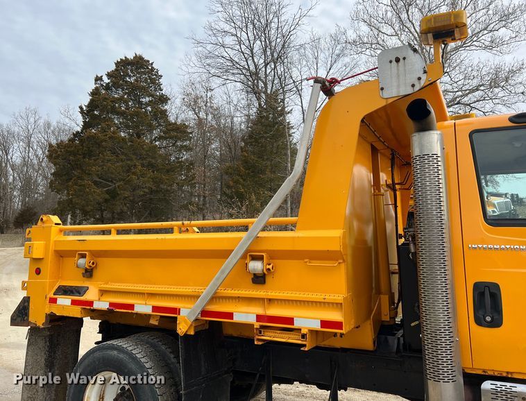 image for item MM9216 2006 International 7400  dump truck