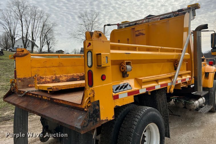 image for item MM9216 2006 International 7400  dump truck