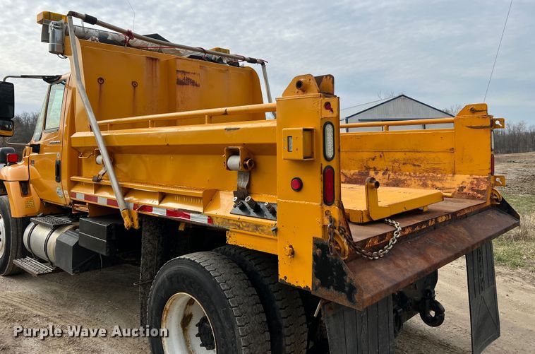image for item MM9216 2006 International 7400  dump truck