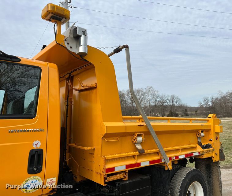 image for item MM9216 2006 International 7400  dump truck