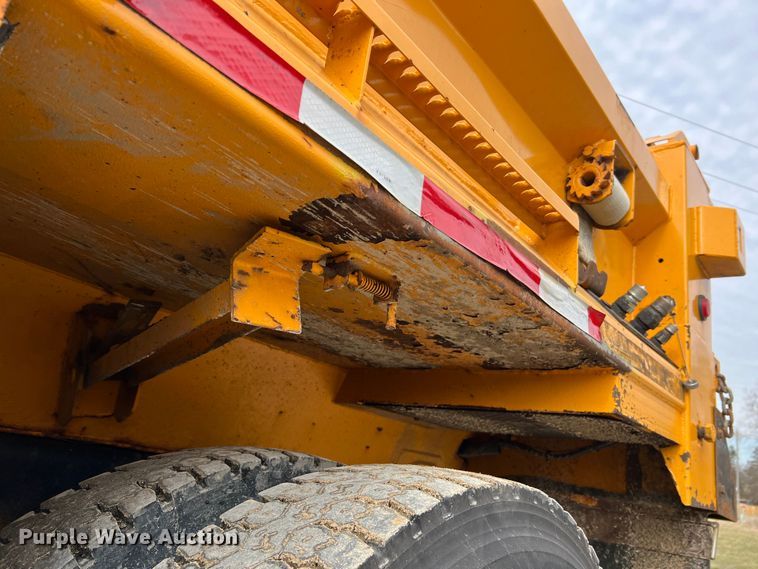 image for item MM9216 2006 International 7400  dump truck