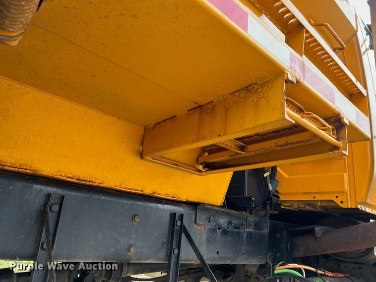 image for item MM9216 2006 International 7400  dump truck